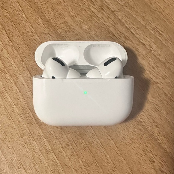 AirPod Pro with Wireless Case (2nd Gen) - Picture 2 of 9
